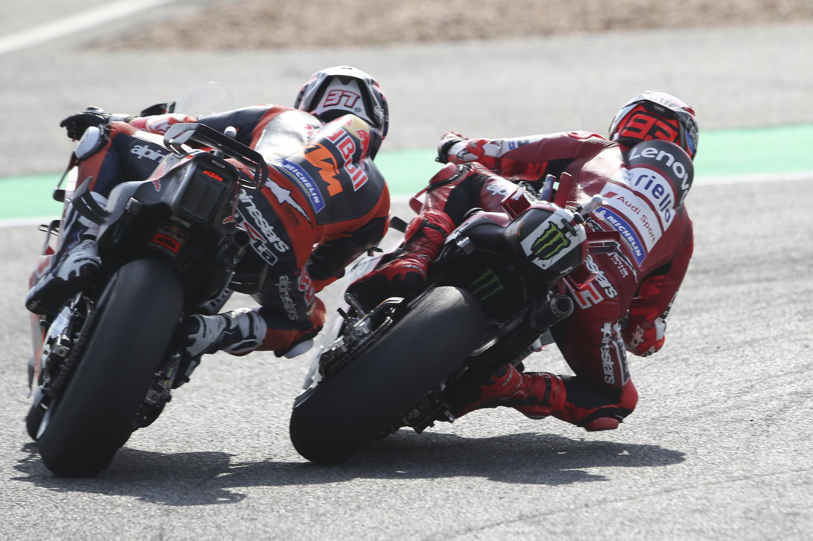 Marc Marquez passes Pedro Acosta, 2026 MotoGP Thai Grand Prix, Sprint. Credit: Gold and Goose.