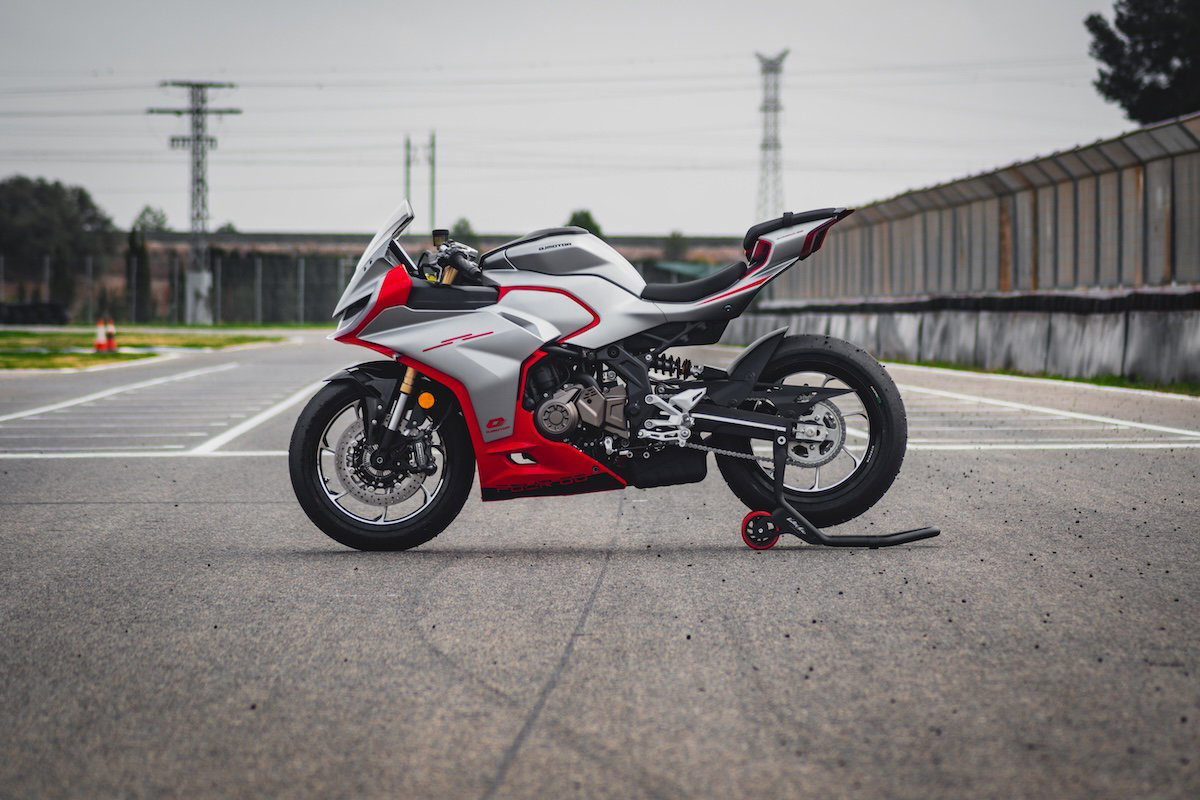 Side view of the new QJMotor SRK 421 RR