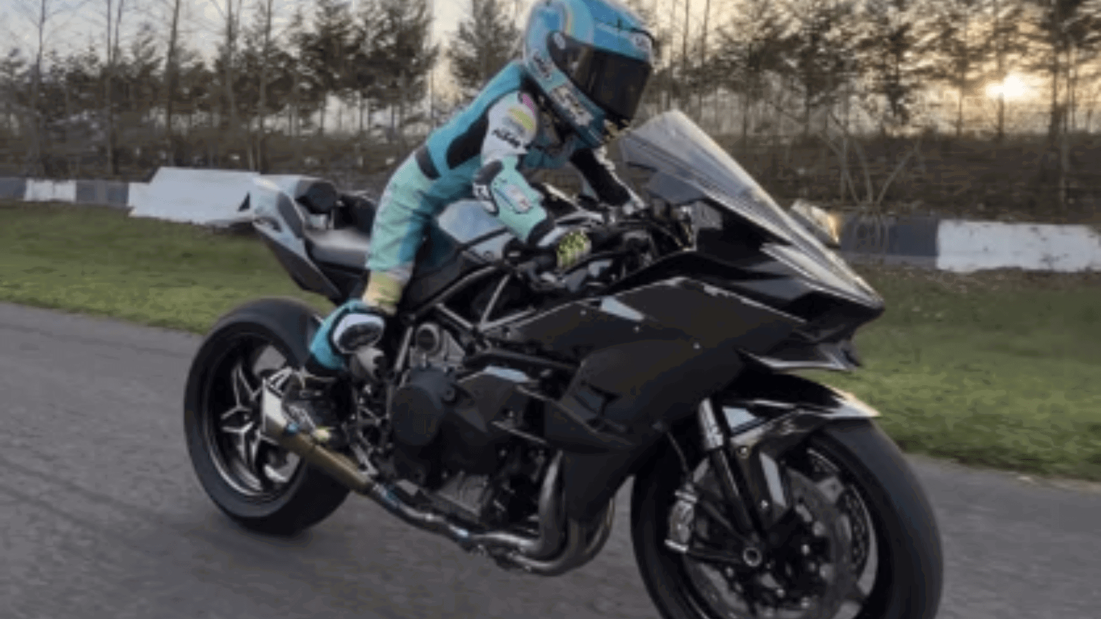 Zayn Sofuoglu riding a Kawasaki H2R