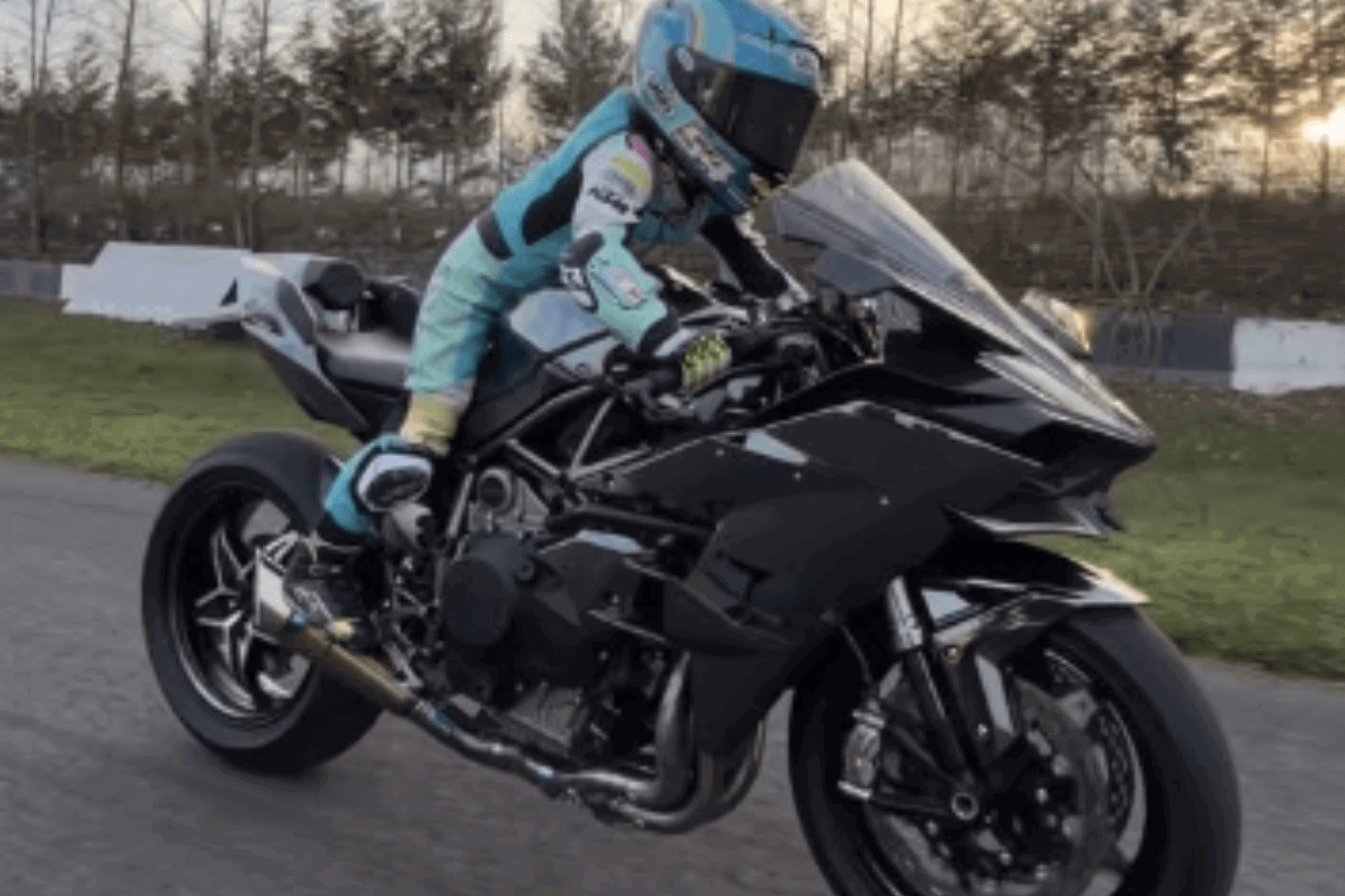Zayn Sofuoglu riding a Kawasaki H2R