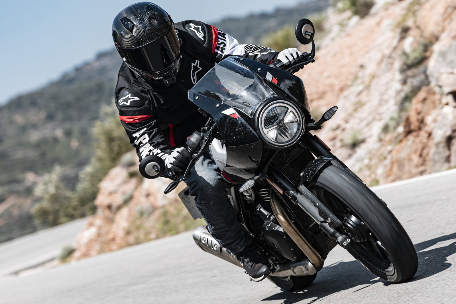 Triumph Thruxton 400 - riding