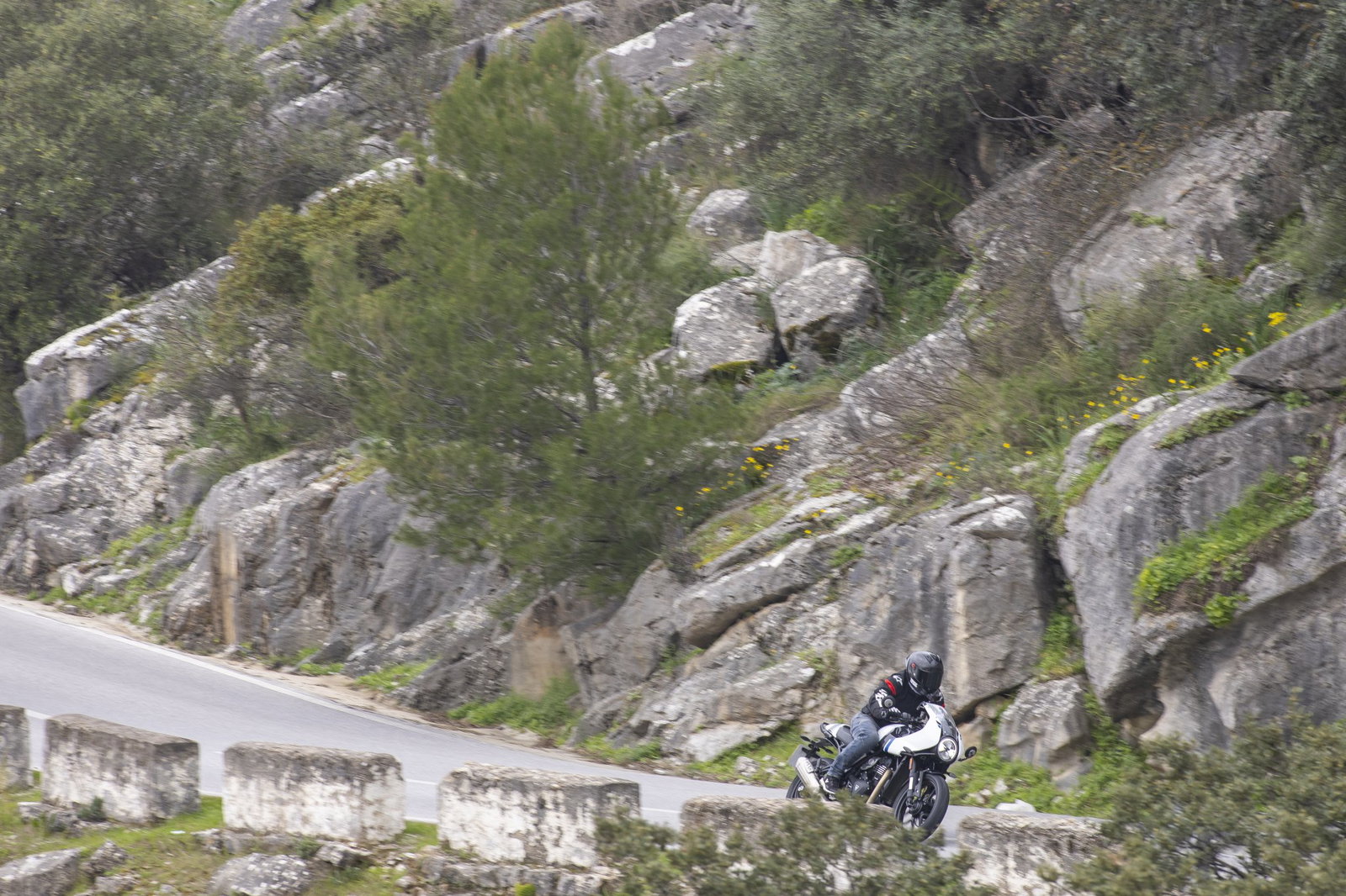 Triumph Thruxton 400 - riding