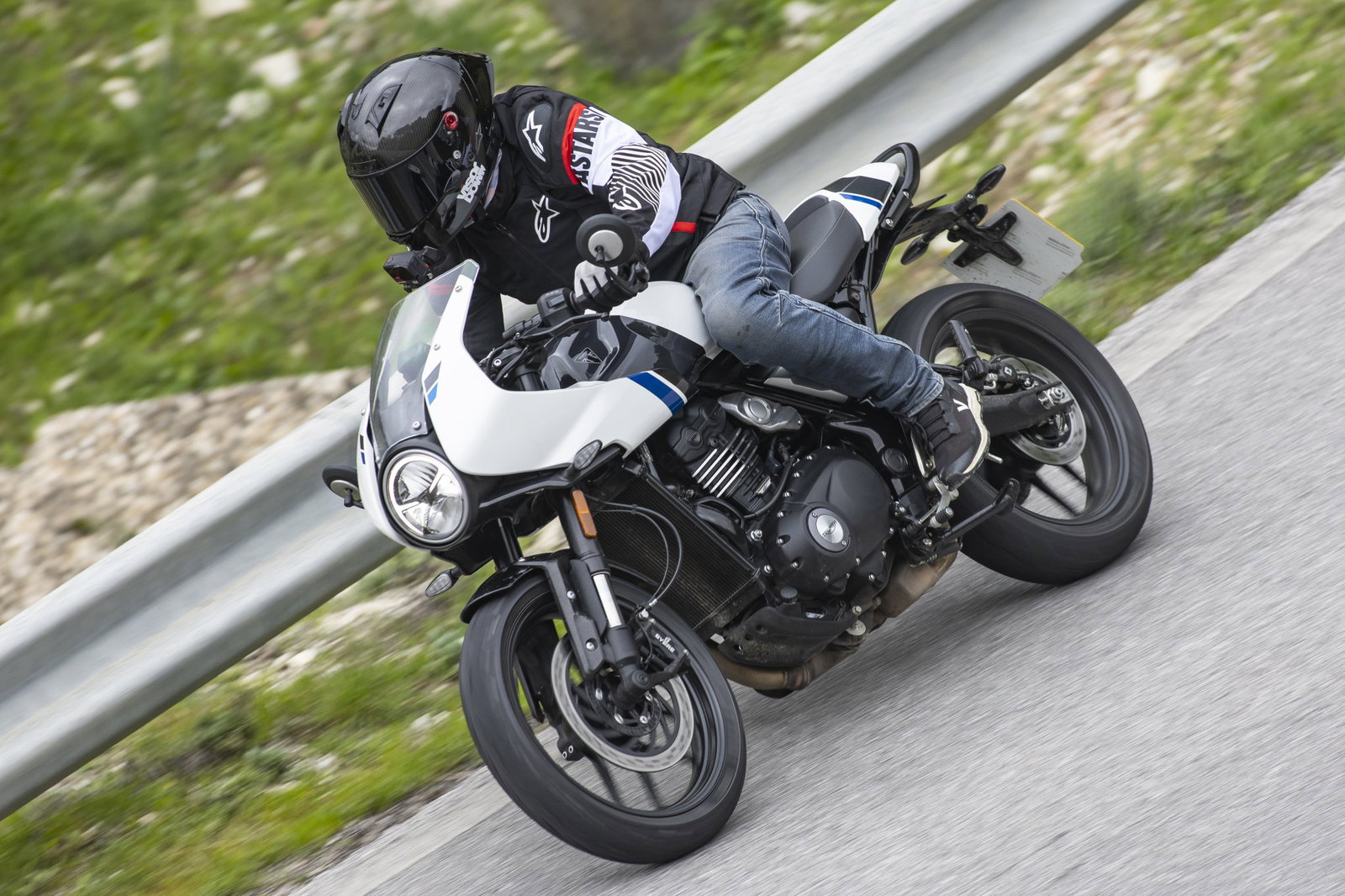 Triumph Thruxton 400 - riding