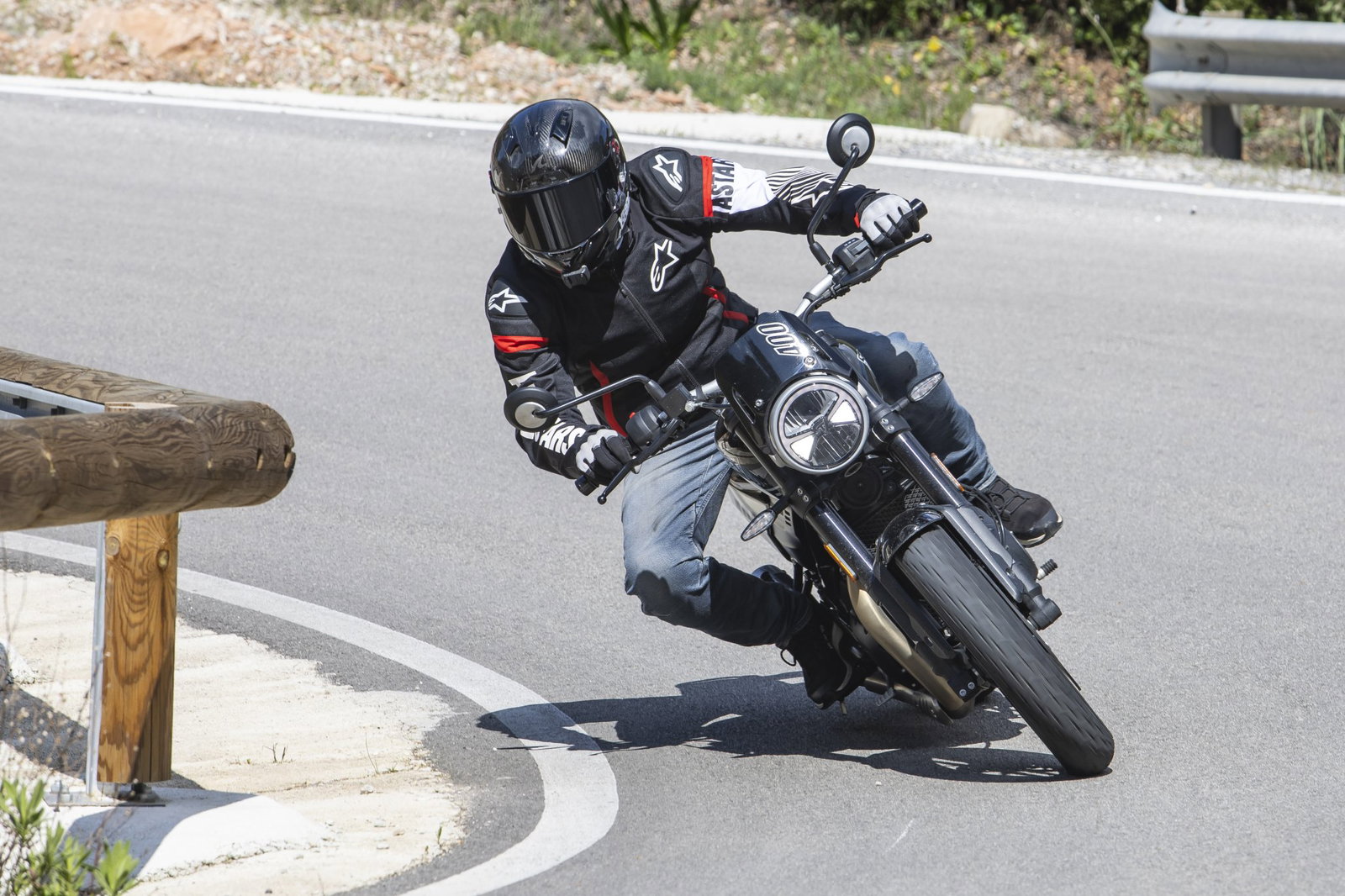 Triumph Tracker 400 - riding
