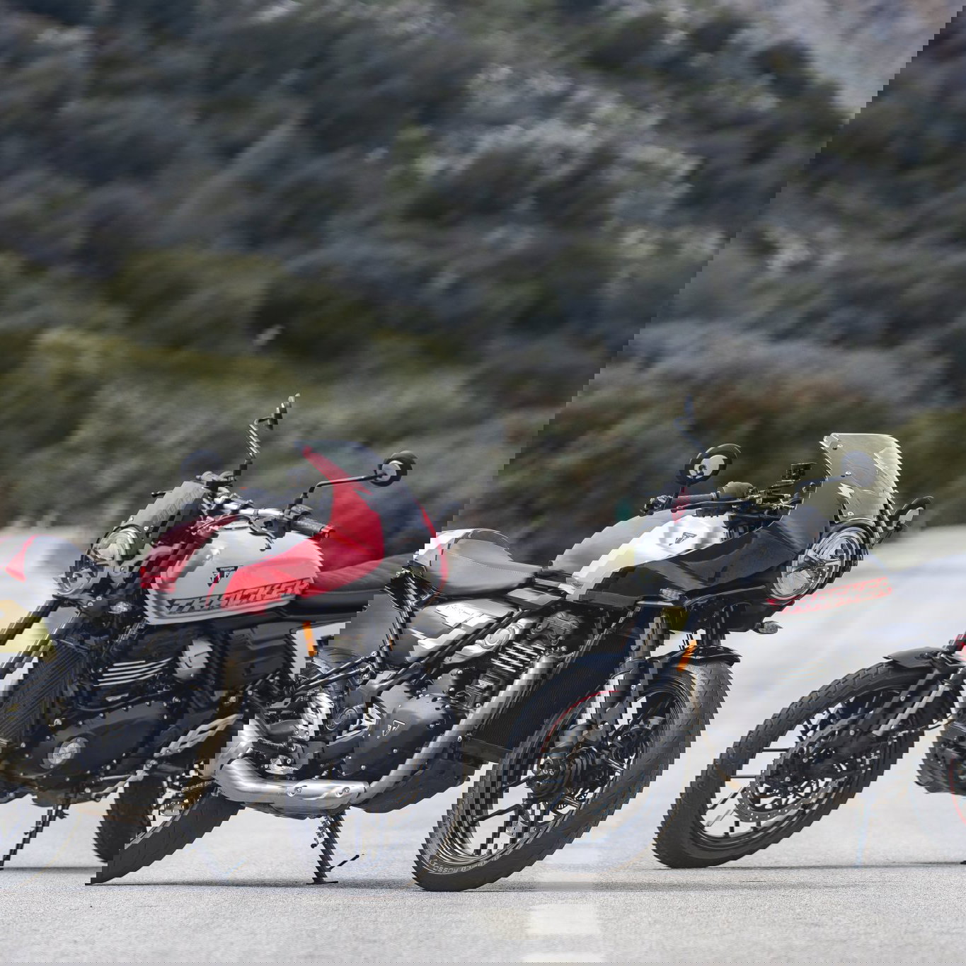 Triumph Tracker & Thruxton 400 - static