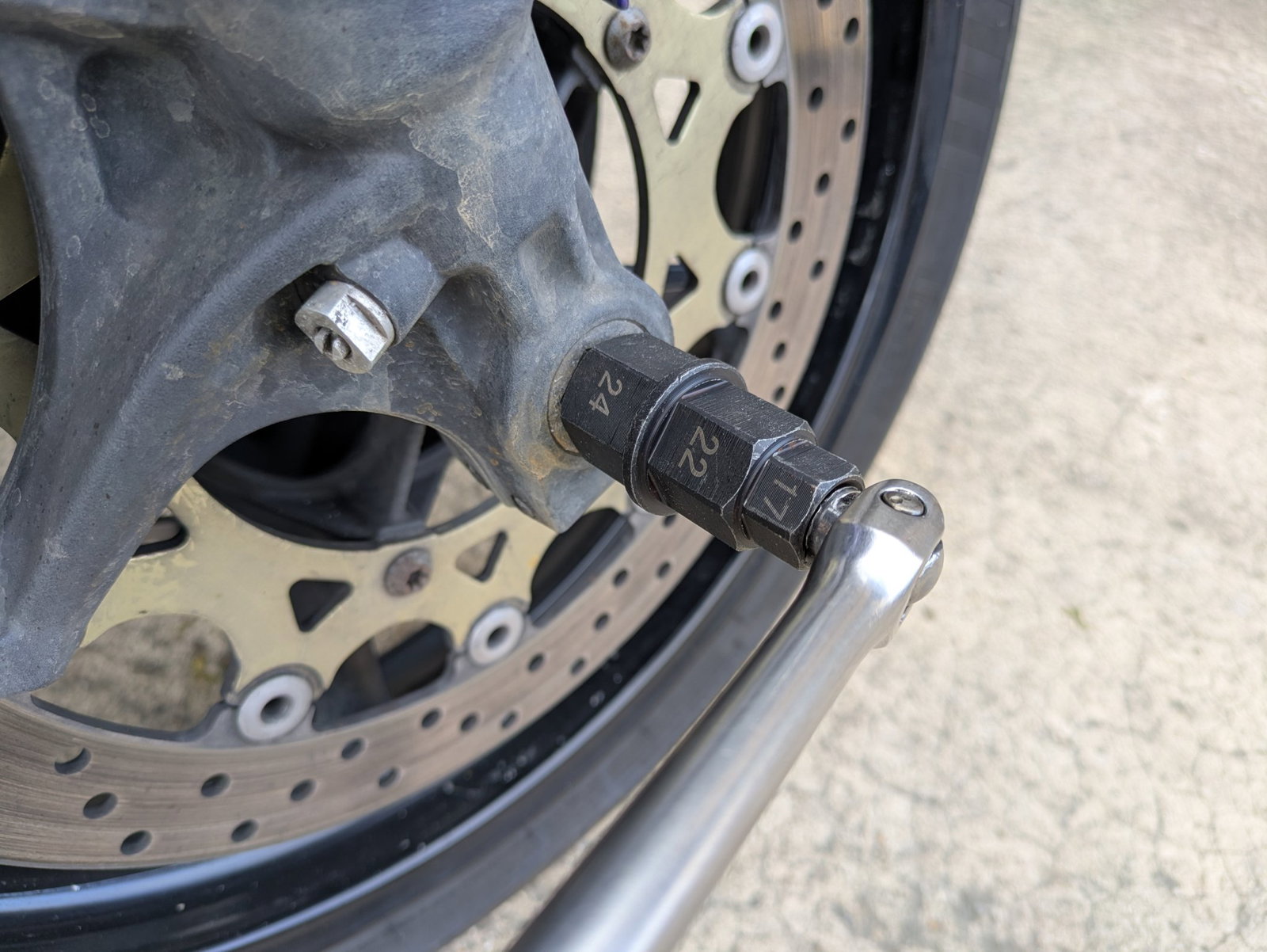 Blue Spot spindle tool attached to a wheel.