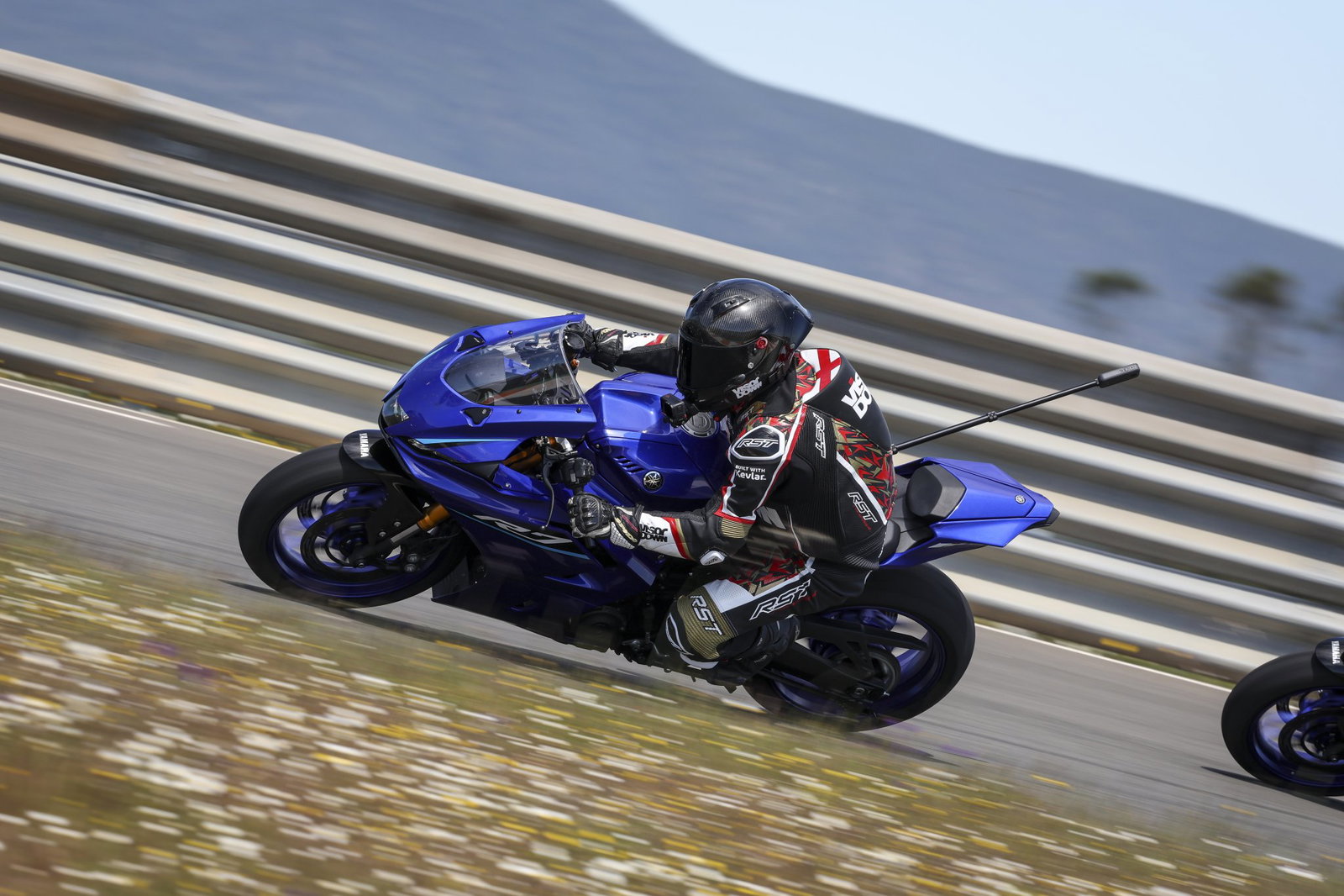 The 2026 Yamaha R7 - riding