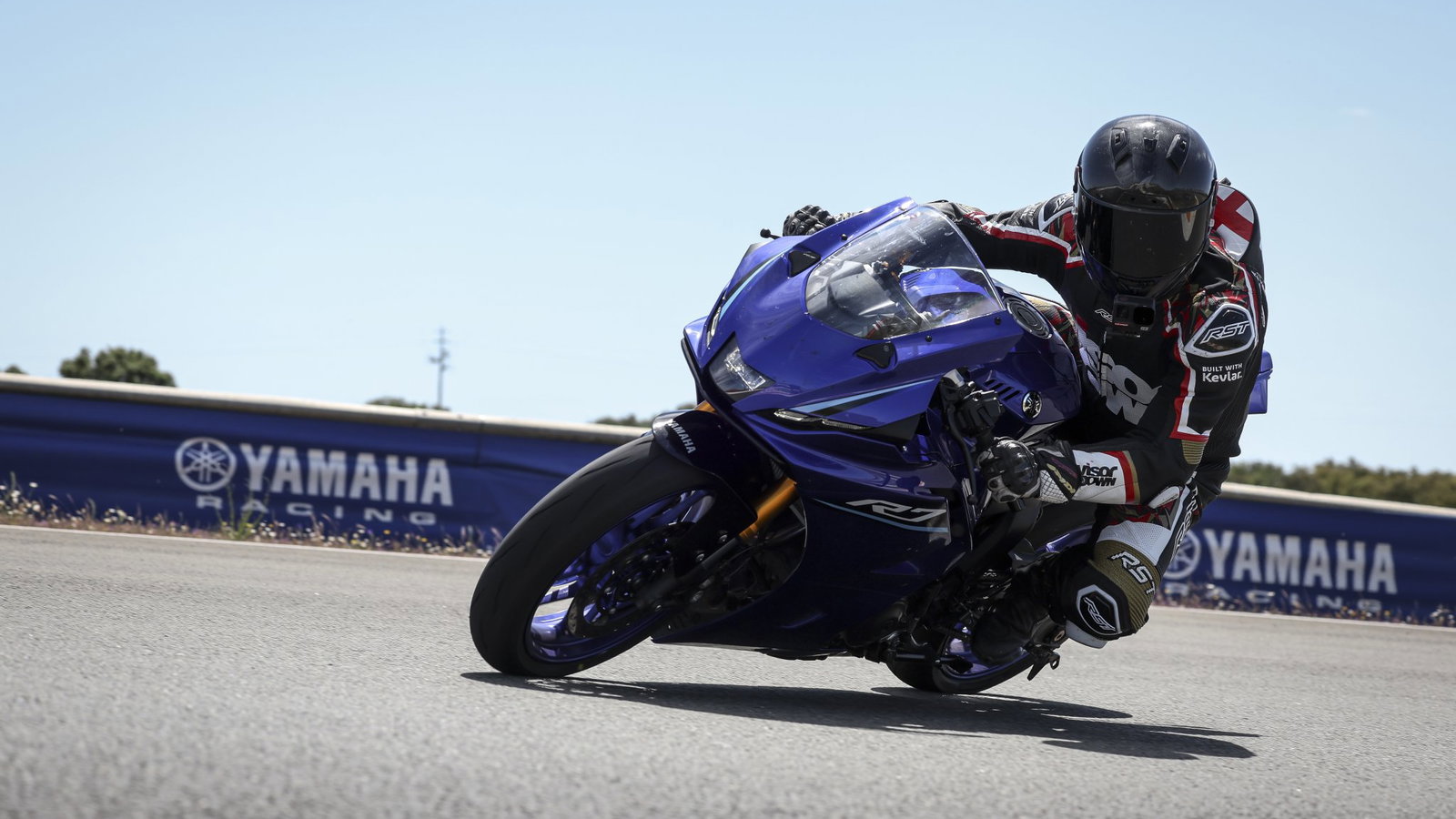 The 2026 Yamaha R7 - riding