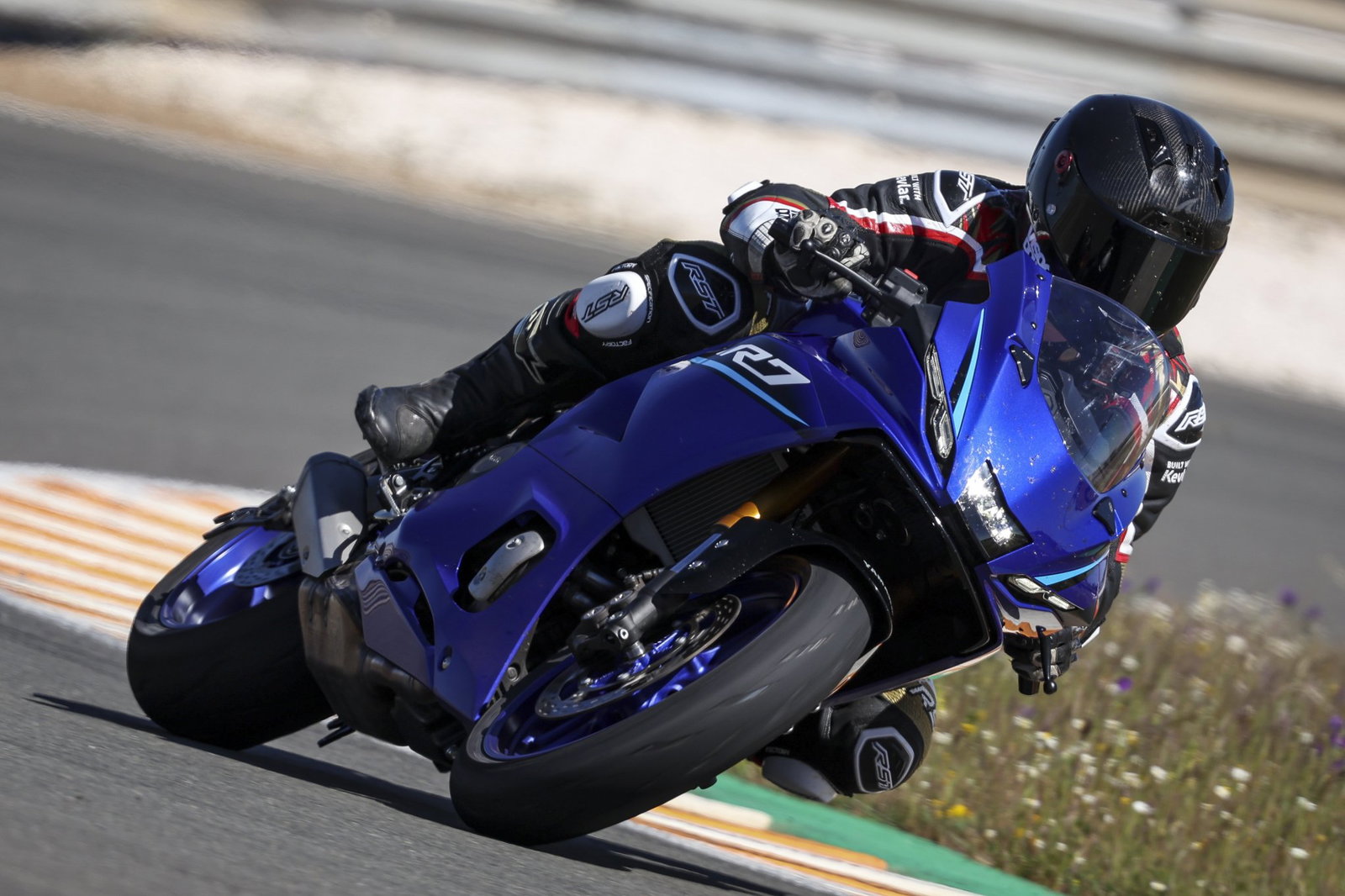 The 2026 Yamaha R7 - riding
