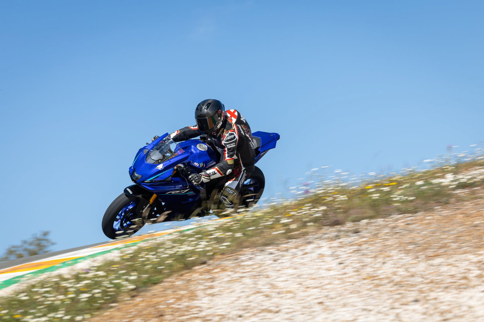 The 2026 Yamaha R7 - riding