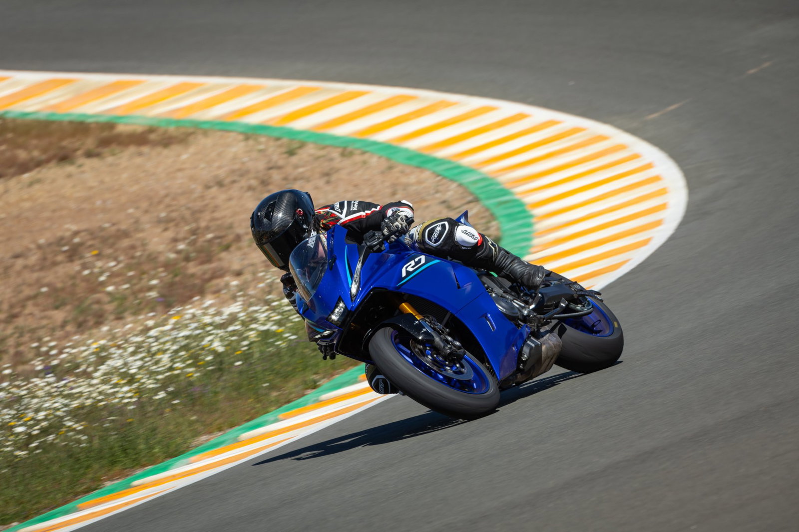The 2026 Yamaha R7 - riding