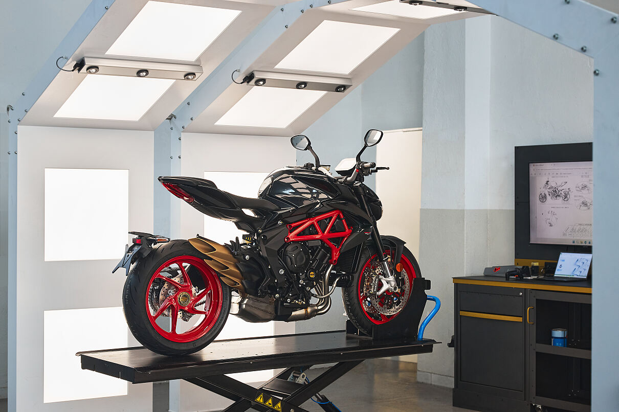 2026 MV Agusta Brutale 800 in Carbon Black.