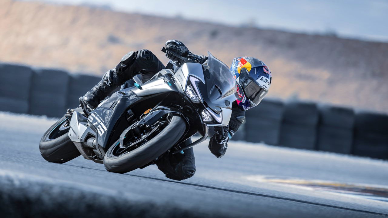 The CFMoto 675SR-R - riding