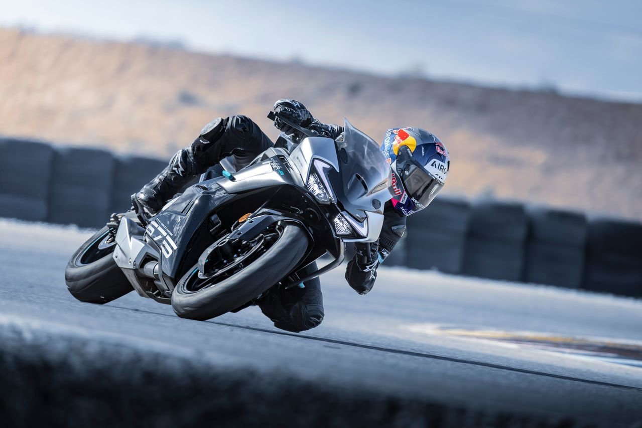The CFMoto 675SR-R - riding