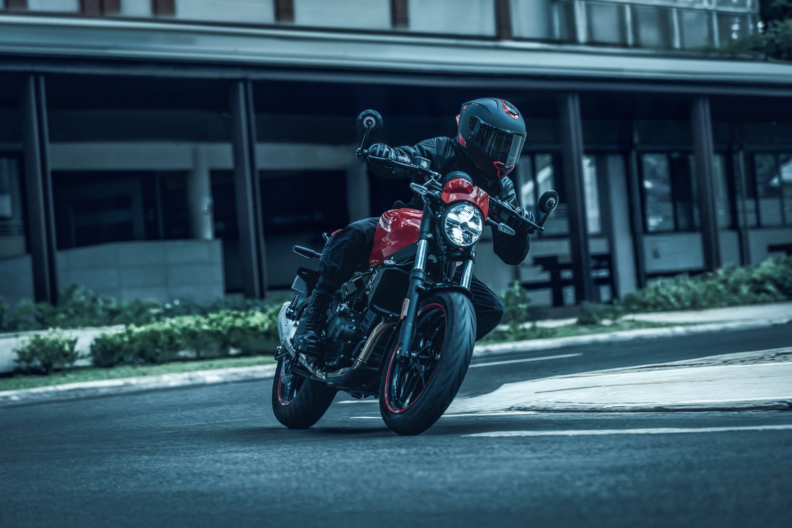 Royal Enfield Guerrilla 450 Apex 登場！39 hp 單缸加壓彎新姿勢，街車變得更衝