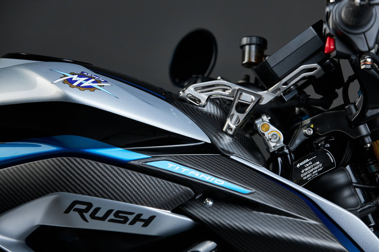 Rush Titanio fuel tank and carbon fibre parts