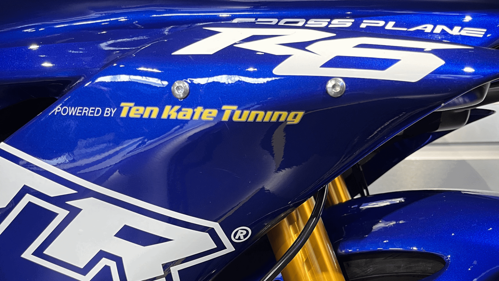 Yamaha R6 Crossplane branding on the bodywork. Photo credit - Ten Kate