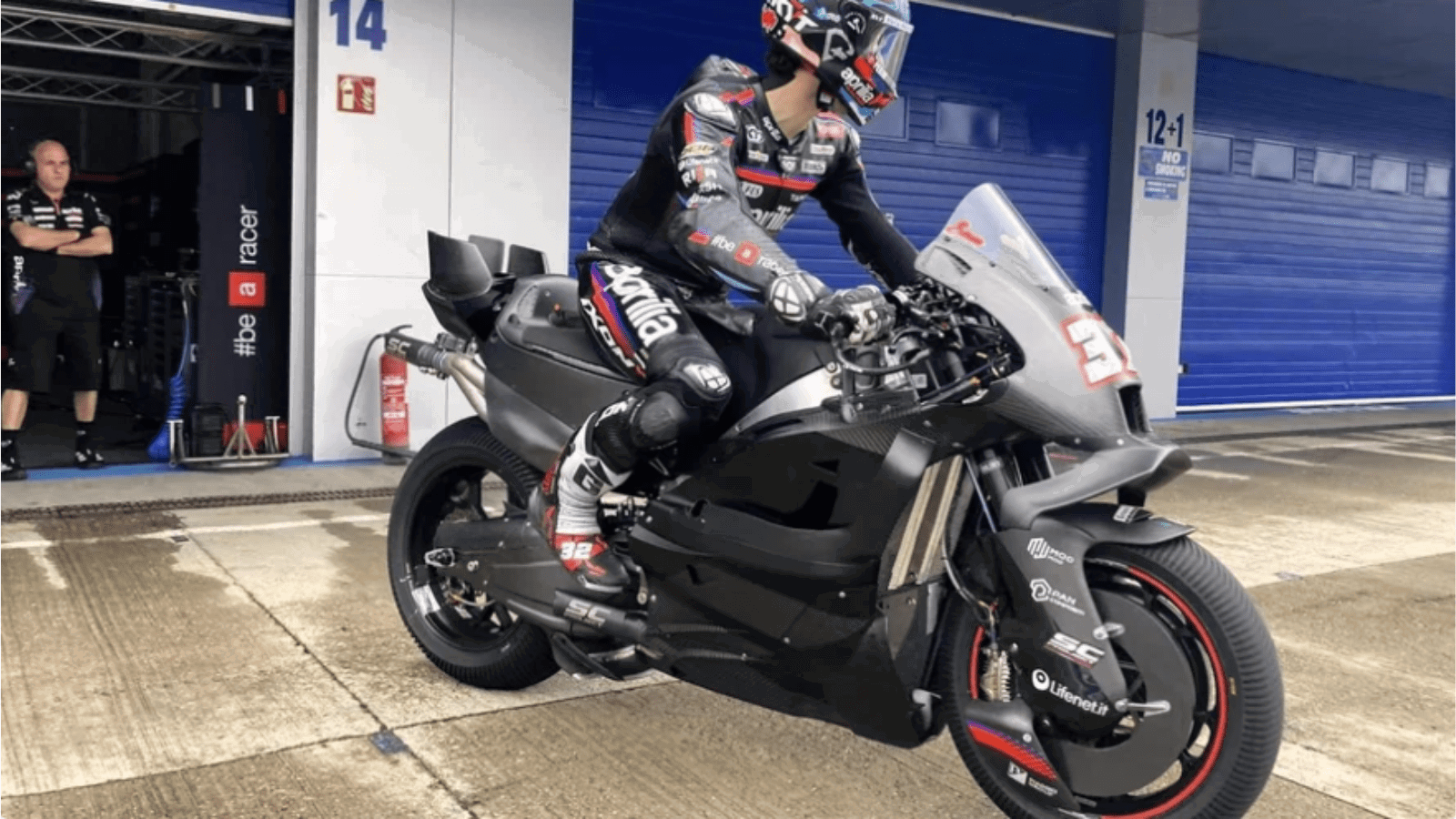 Lorenzo Savadori testing Aprilia's new 850cc MotoGP prototype at Jerez.