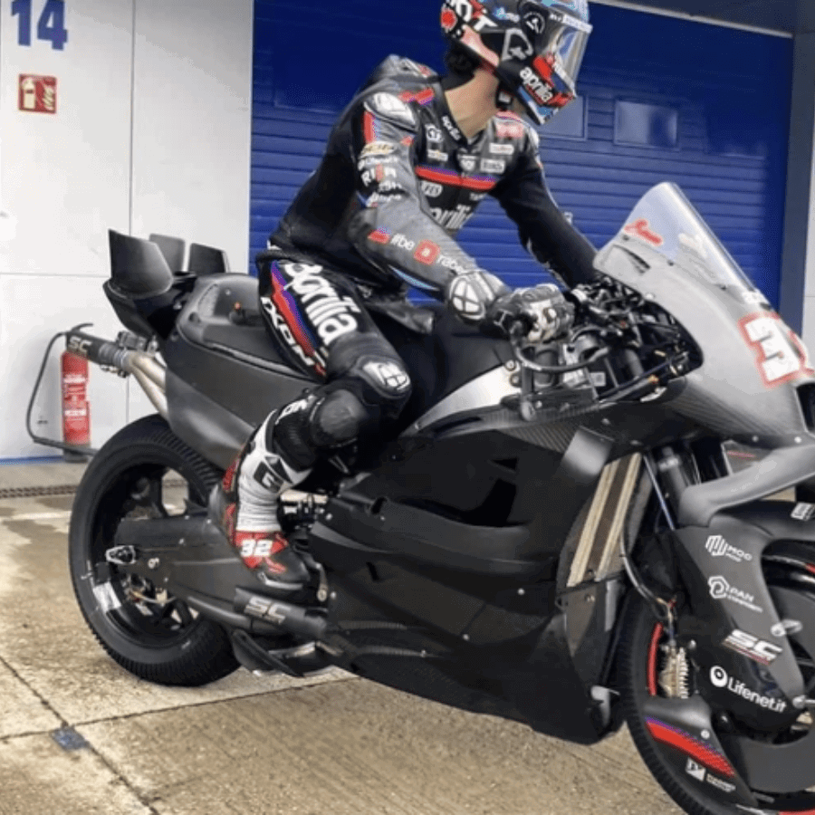 Lorenzo Savadori testing Aprilia's new 850cc MotoGP prototype at Jerez.