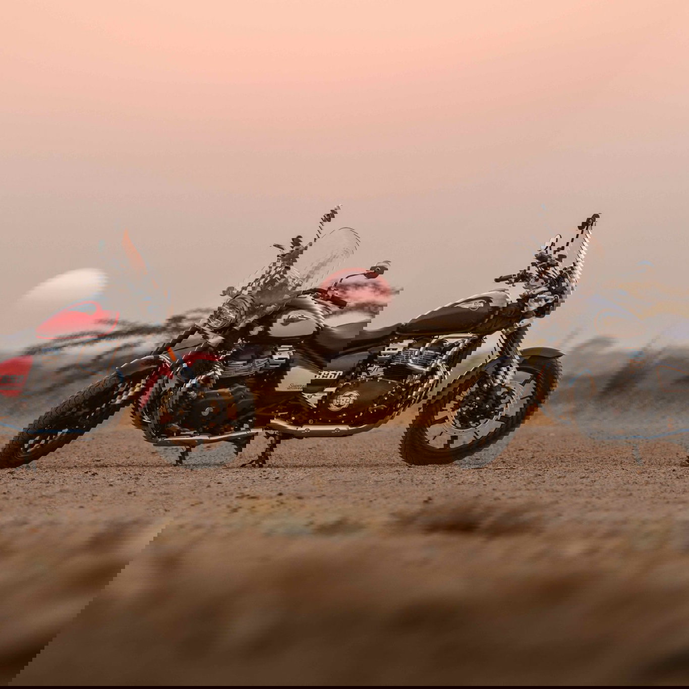 Royal Enfield Super Meteor 650.