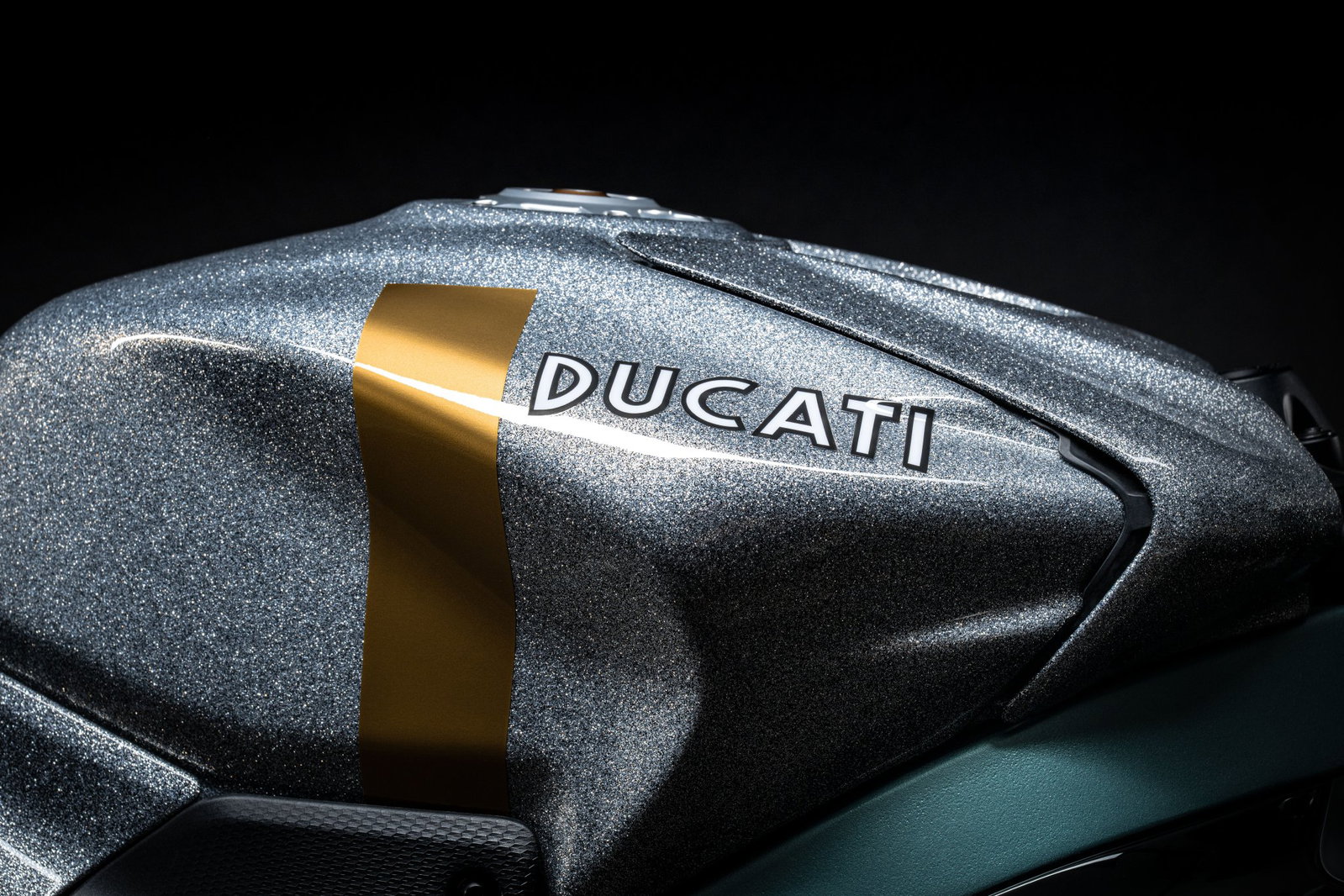 The tank design echoes the orignal bikes trasparent fuel window