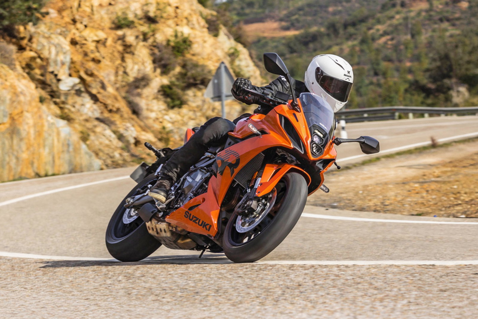 Suzuki GSX-8R taking a corner.