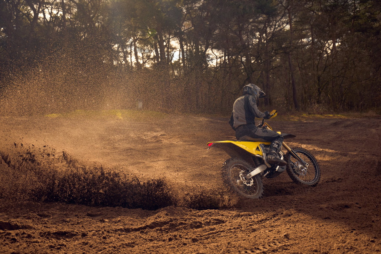 The Radian EXR electric enduro bike wheel-spinning in dirt