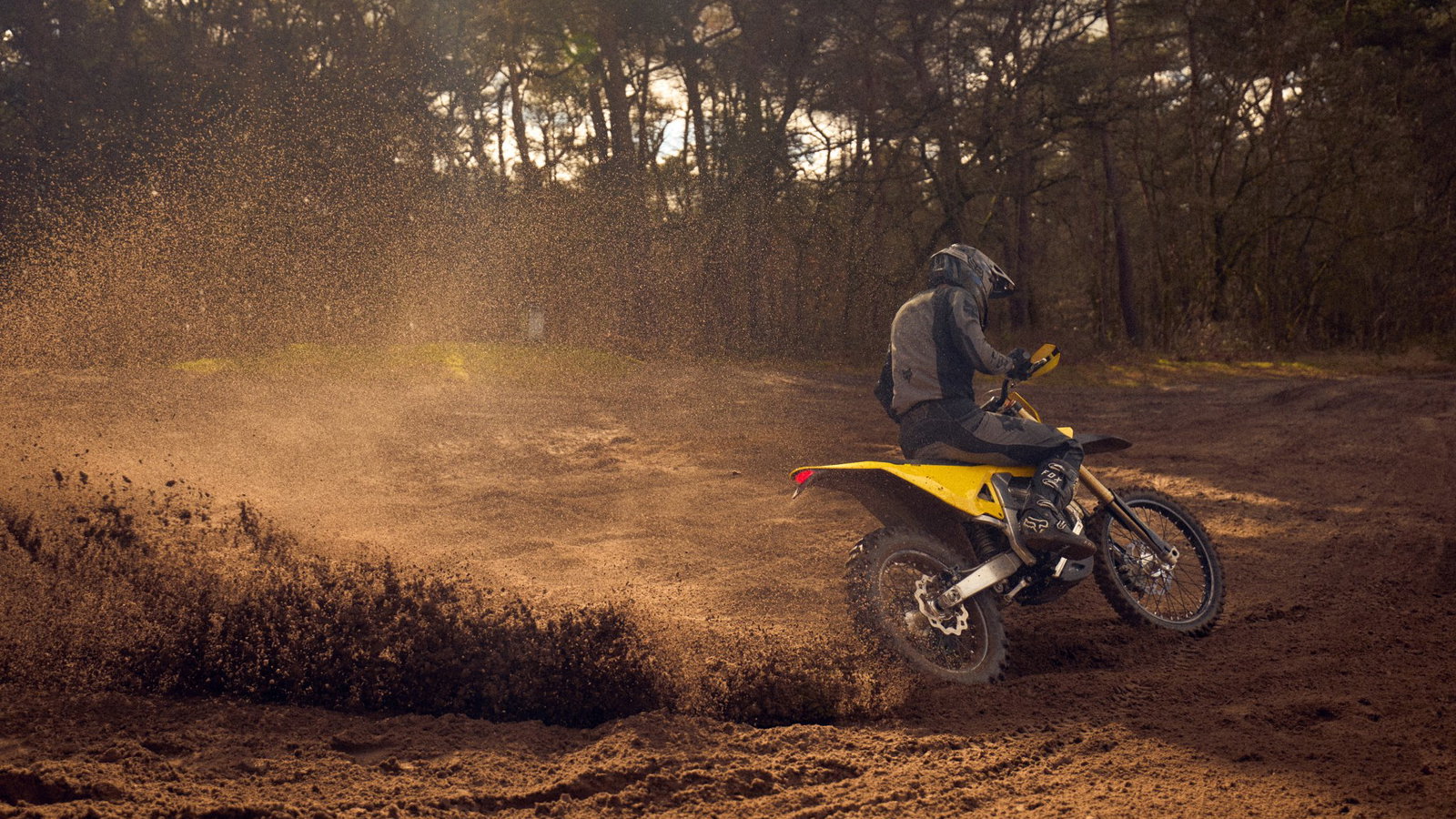 The Radian EXR electric enduro bike wheel-spinning in dirt