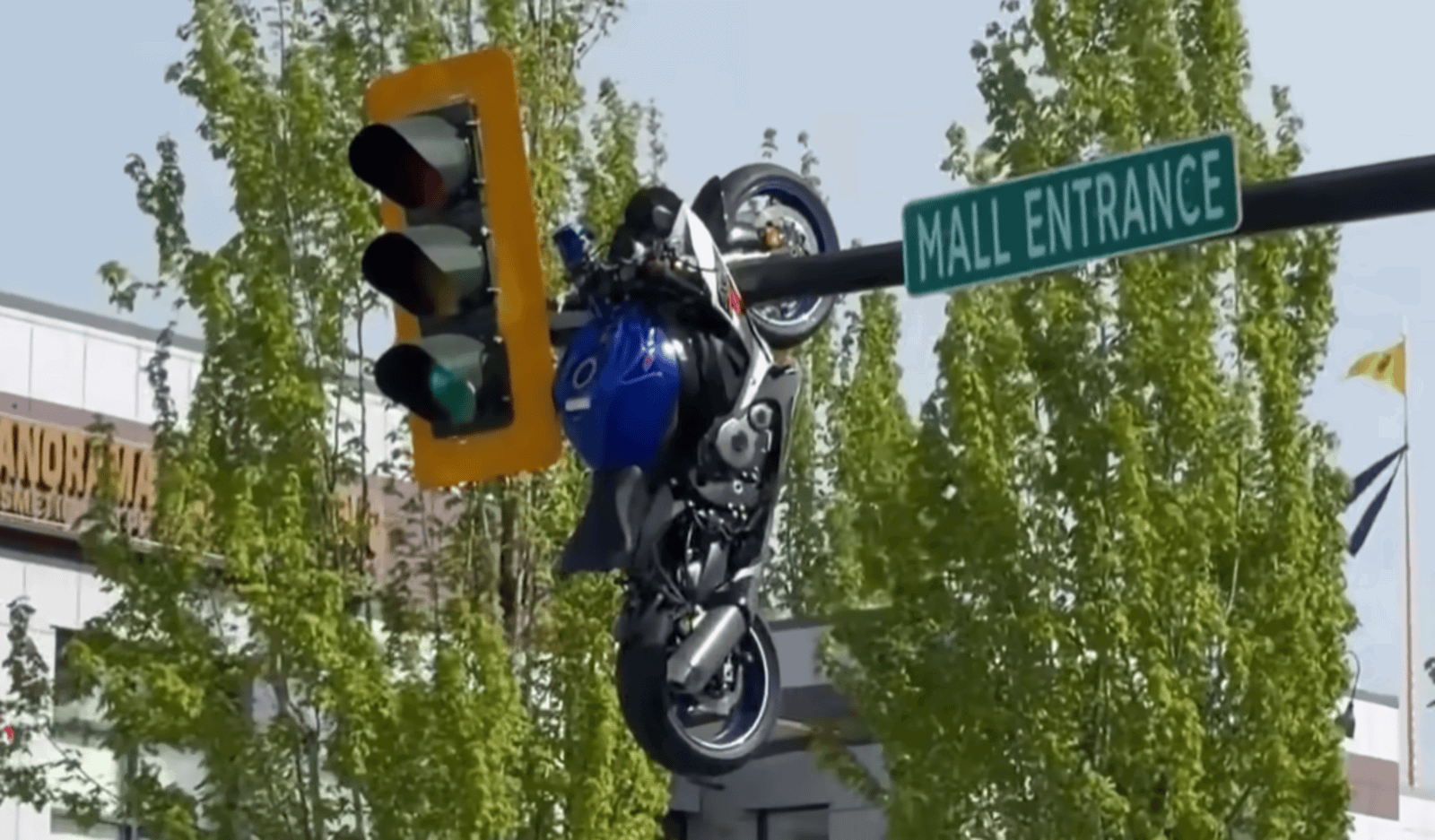 Suzuki GSX-R750 stuck in a traffic light pole.