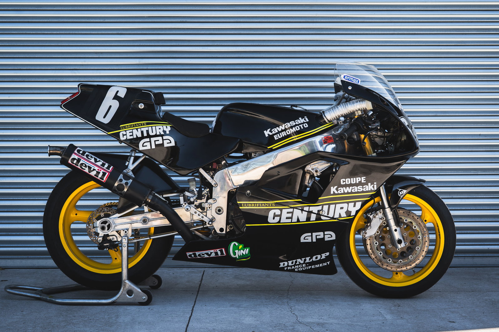 Black Kawasaki ZXR-7 TTF1 race bike.