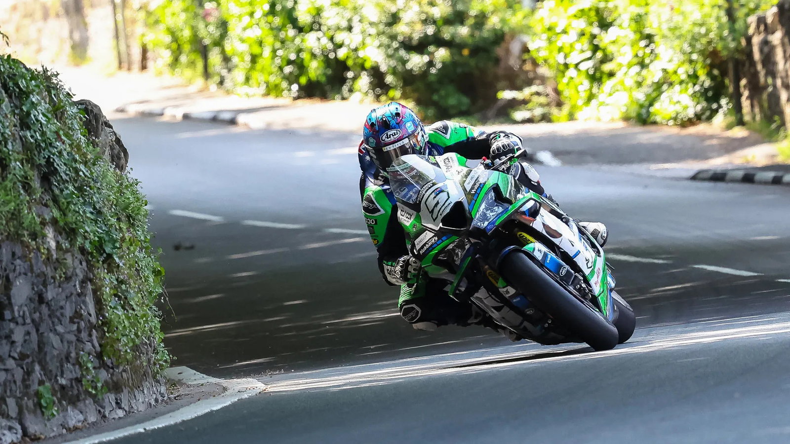 Davo Johnson riding in the Superbike TT. Credit: Isle of Man TT.