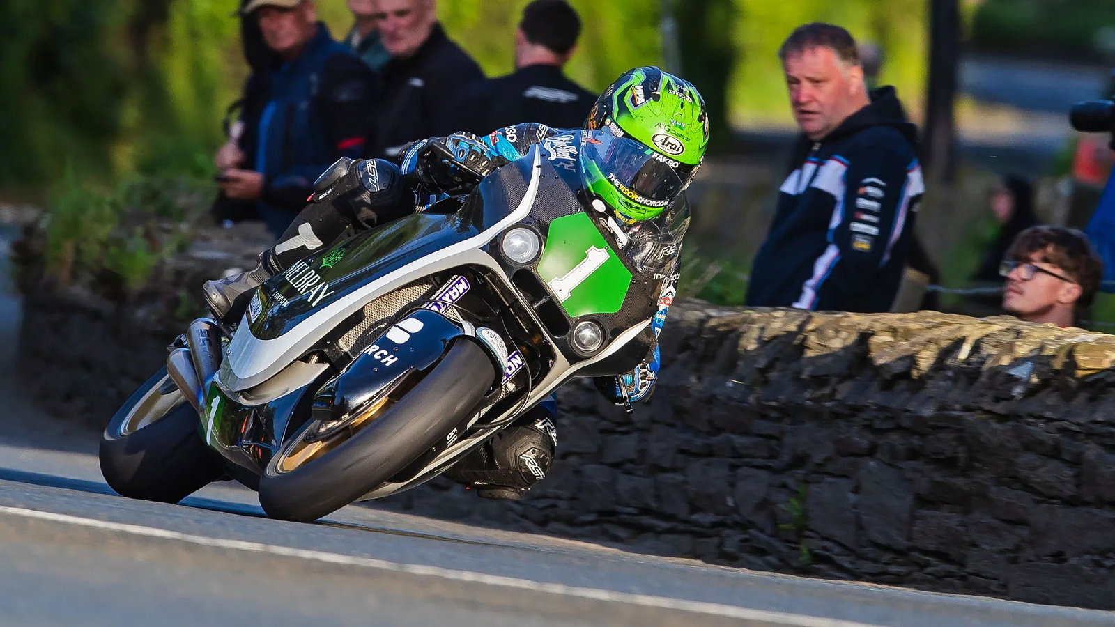 Mike Browne racing at the TT. Credit: Isle of Man TT.
