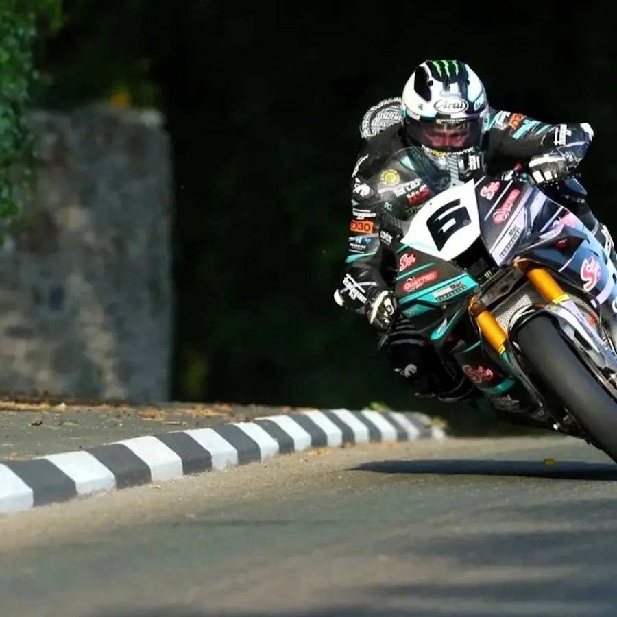 Michael Dunlop in the Superbike TT race : Credit: Isle of Man TT. © Isle of Man TT