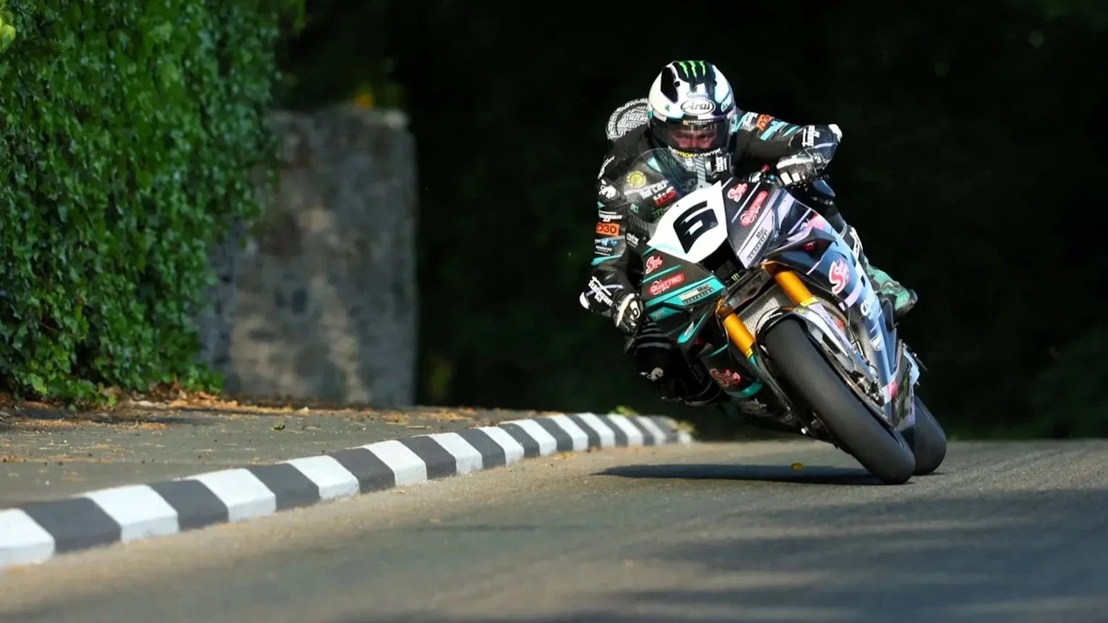 Michael Dunlop in the Superbike TT race : Credit: Isle of Man TT. © Isle of Man TT