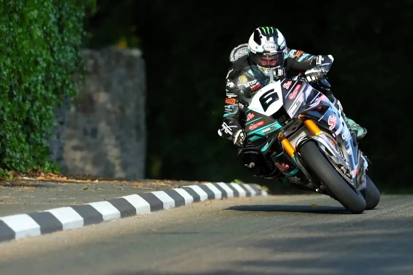 Michael Dunlop in the Superbike TT race : Credit: Isle of Man TT. © Isle of Man TT