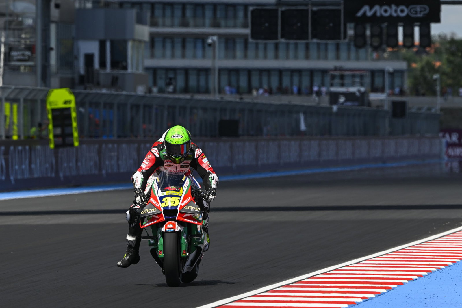 Cal Crutchlow braking on the LCR Honda. Credit: Gold and Goose.
