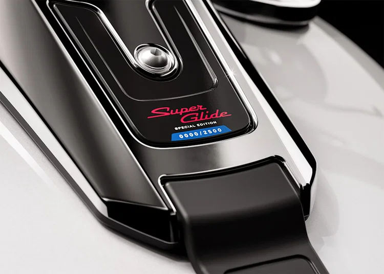 Détail du réservoir de la Super Glide 2026