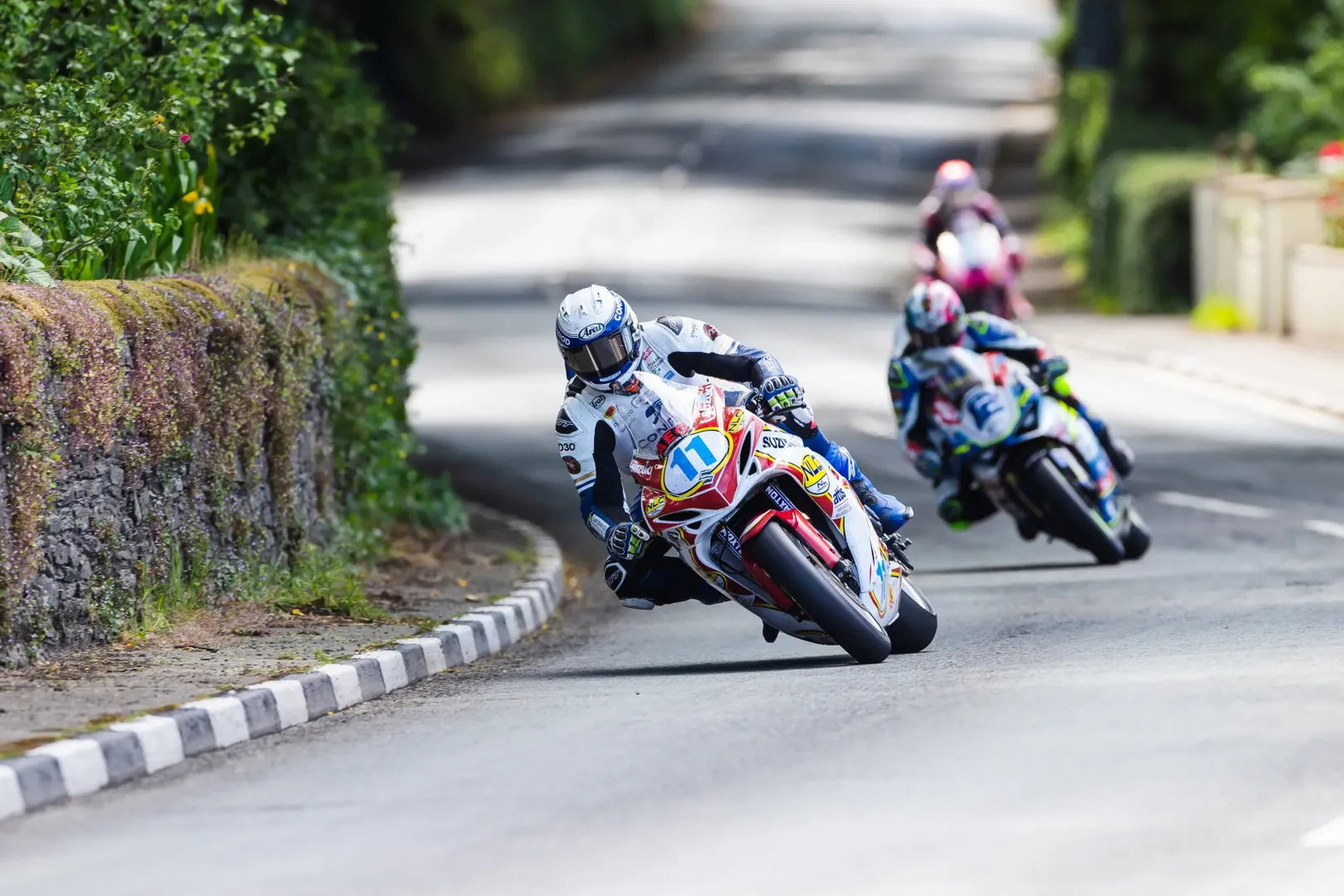 Racing from Race 1 of the Supersport TT class. Credit: Isle of Man TT.