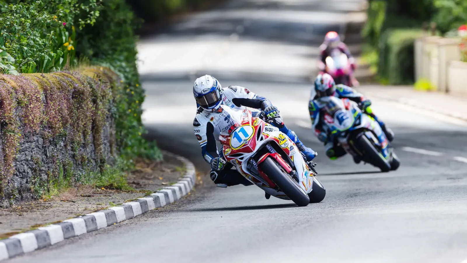 Racing from Race 1 of the Supersport TT class. Credit: Isle of Man TT.