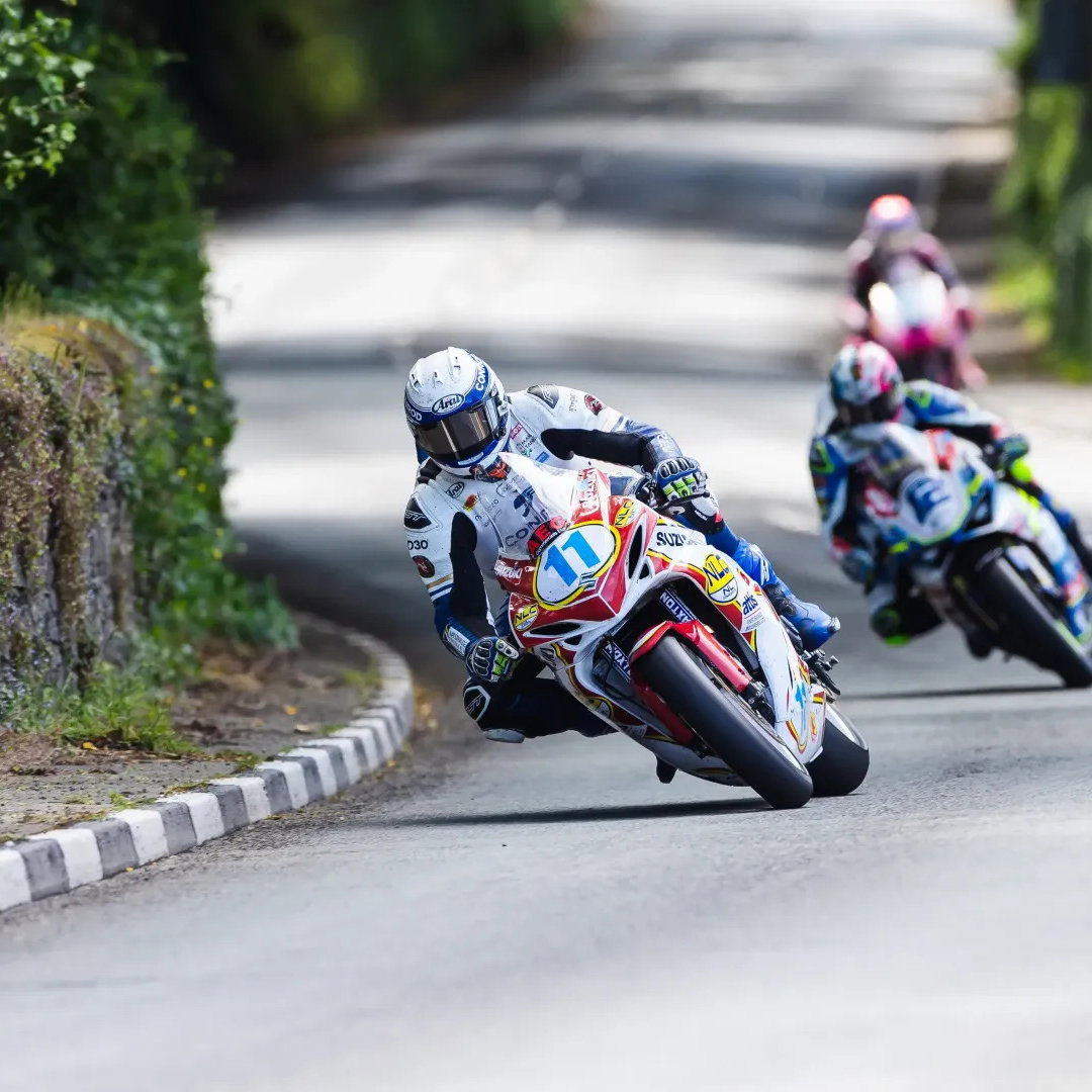 Racing from Race 1 of the Supersport TT class. Credit: Isle of Man TT.