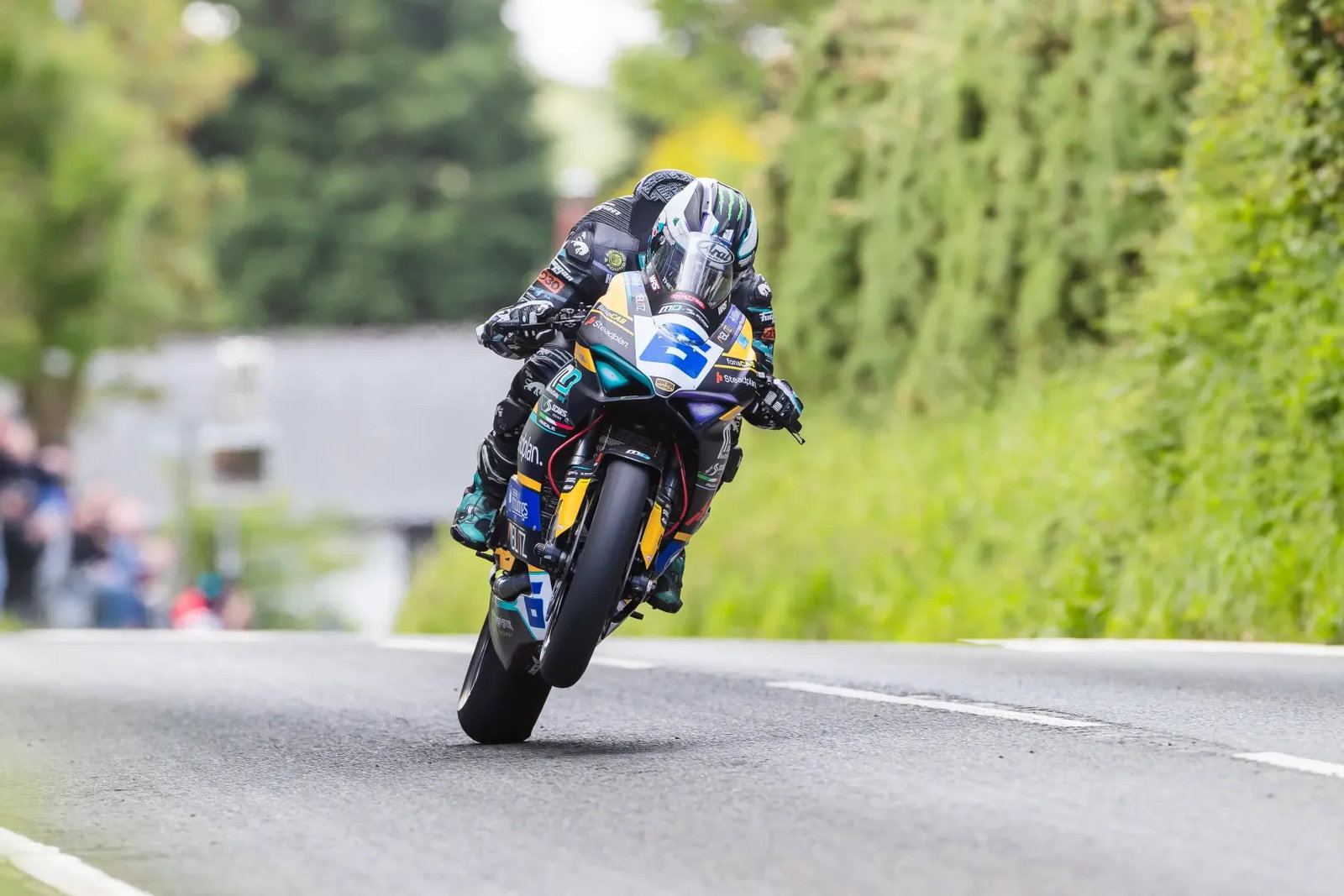 Michael Dunlop racing in the Supersport TT. Credit: Isle of Man TT.