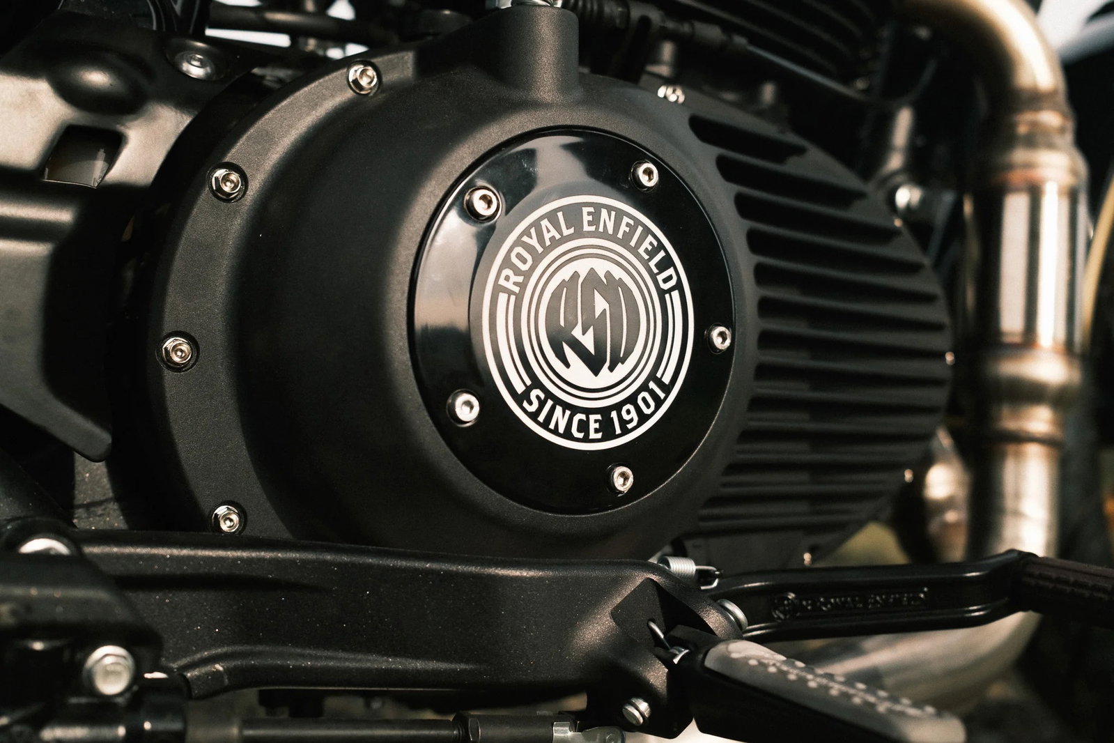 The bike features ribbed parts throughout giving it a vintage vibe