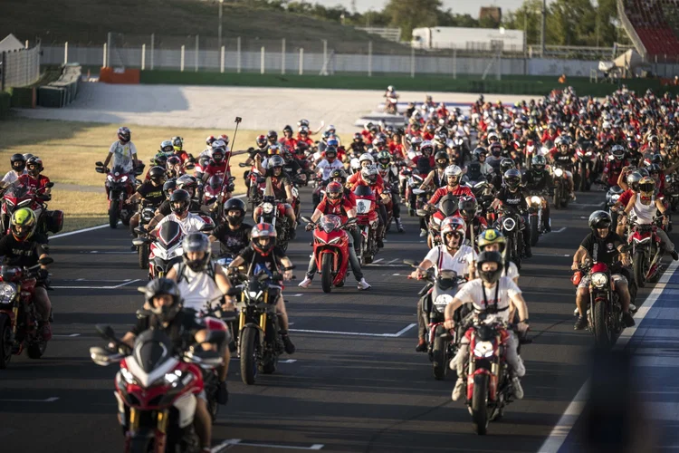 Des Ducatistes à moto à Misano