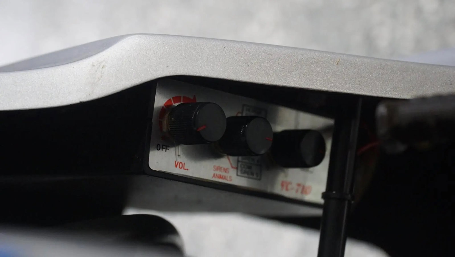 The light and siren controls seem to be functional