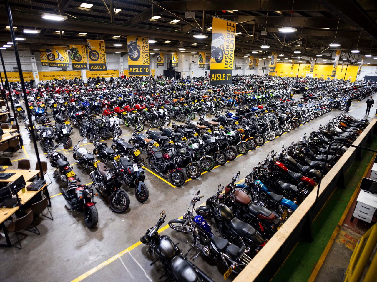 À l'intérieur d'une salle d'exposition SuperBike Factory