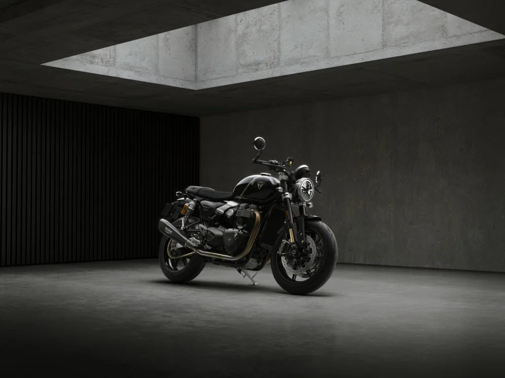 Triumph Speed Twin 1200 TFC porte une livrée noire avec des accents dorés