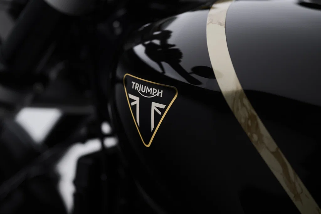 Badge Triumph sur le nouveau Speed Twin 1200 TFC.