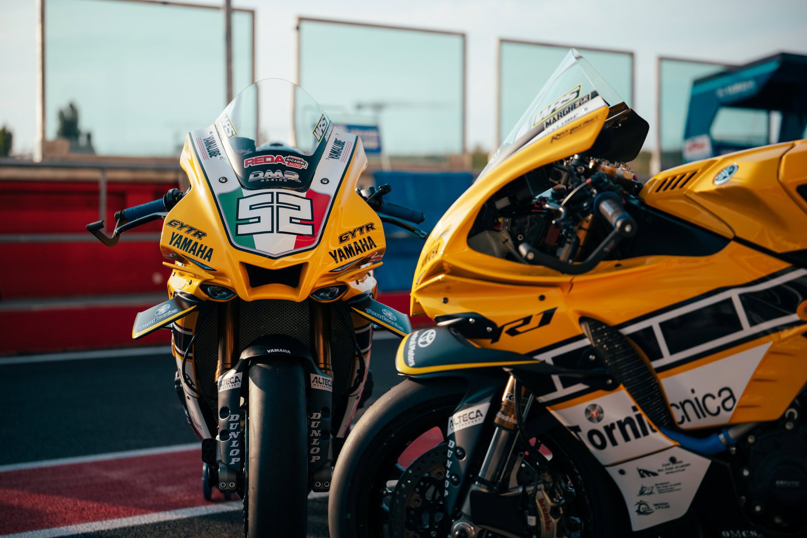 Yamaha DMR Racing's special Kenny Roberts R1 machines.