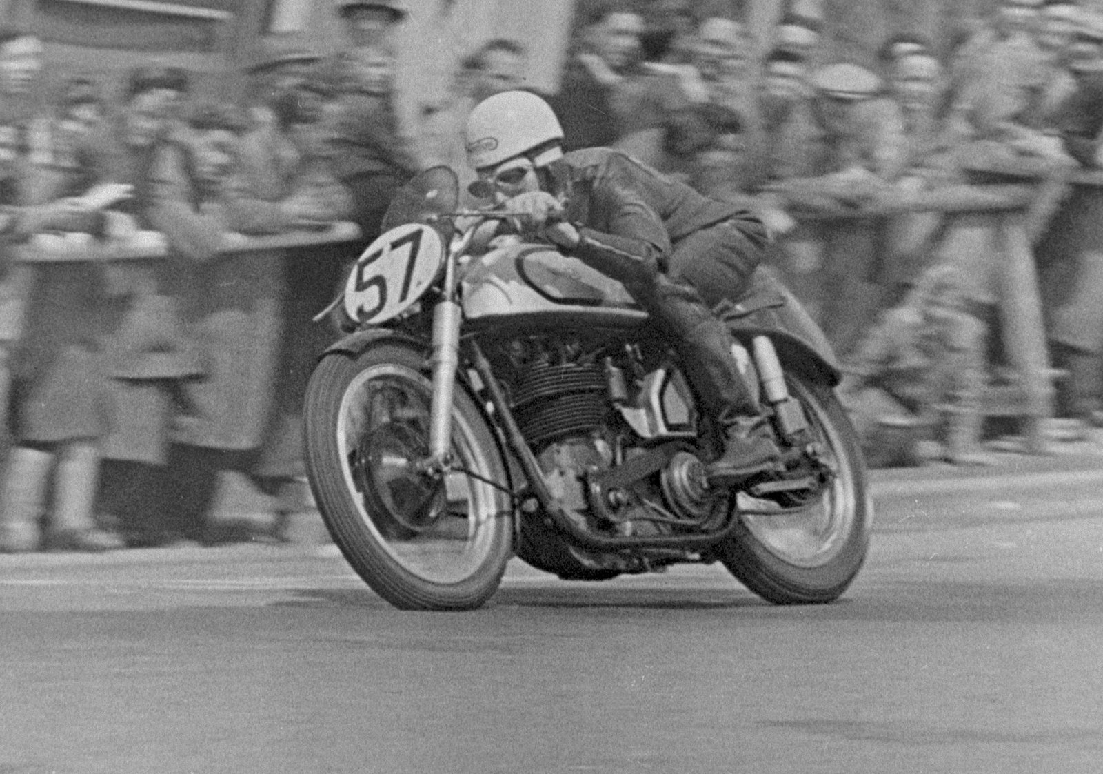 Geoff Duke racing a Norton Manx