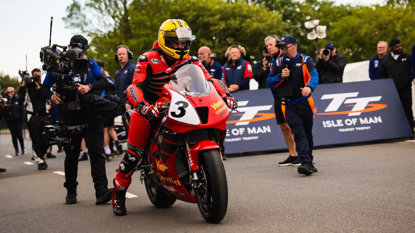 Michael Dunlop riding a special TT lap in honour of Joey Dunlop. Credit: Isle of Man TT.
